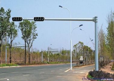 China 6.5M Ampel Pole dauerhafter einarmiger heller Pole im Freien mit Ankerbolzen fournisseur