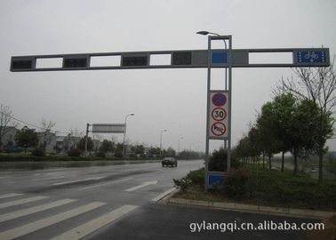 China Signalisieren Sie Kundenbezogenheits-Ampel Polen Gr65 4m/6m galvanisierte Straße helle Polen fournisseur