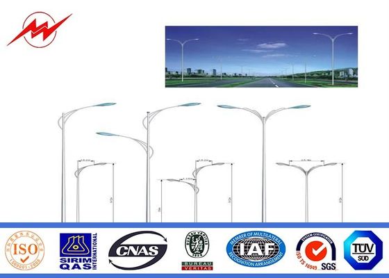 Galvanisierte Stahlstrommast-Straßenlaterneim Freien Polen mit dem doppelten Arm