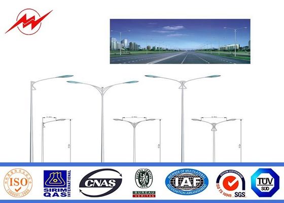 Galvanisierte Stahlstrommast-Straßenlaterneim Freien Polen mit dem doppelten Arm