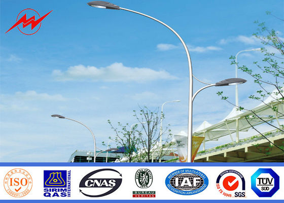 Multi mit Seiten versehene Solarstraßenlaterne-Pole-Straßenlaterne im Freien Pole mit 2M Querarm