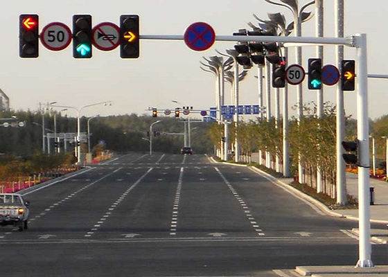 Dauerhafte einarmige Signal-Straße heller Pole ISO 9001 mit Ankerbolzen