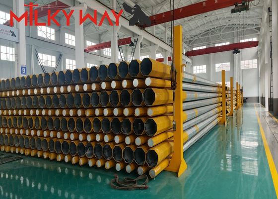 Anpassungsfähige Entwurfslast 300-1000 kg 33kv Stahl-Strompfosten mit Kreuzarm-Zubehör für verschiedene Anwendungen